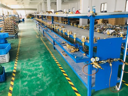 Solenoidventil Aquarien CO2-Gasregulator mit Ausgangsdruck 3500 PSI und Fischbehälter