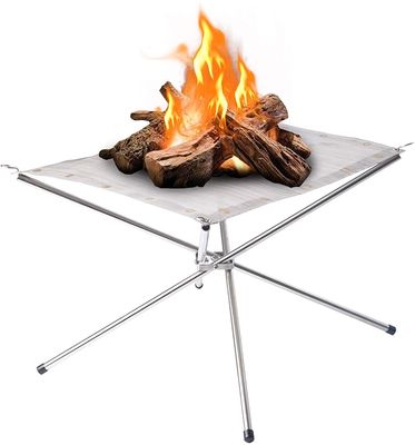 Auf dem Tisch befindet sich ein Bio-Feuerloch, ein einbrechender Stahlnetzkamin für den Hinterhof und den Garten